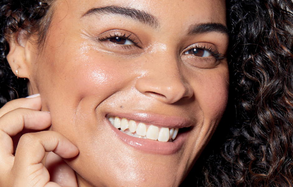 Femme métisse apres hydrafacial